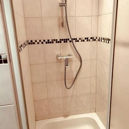 Alina Apartment Rust